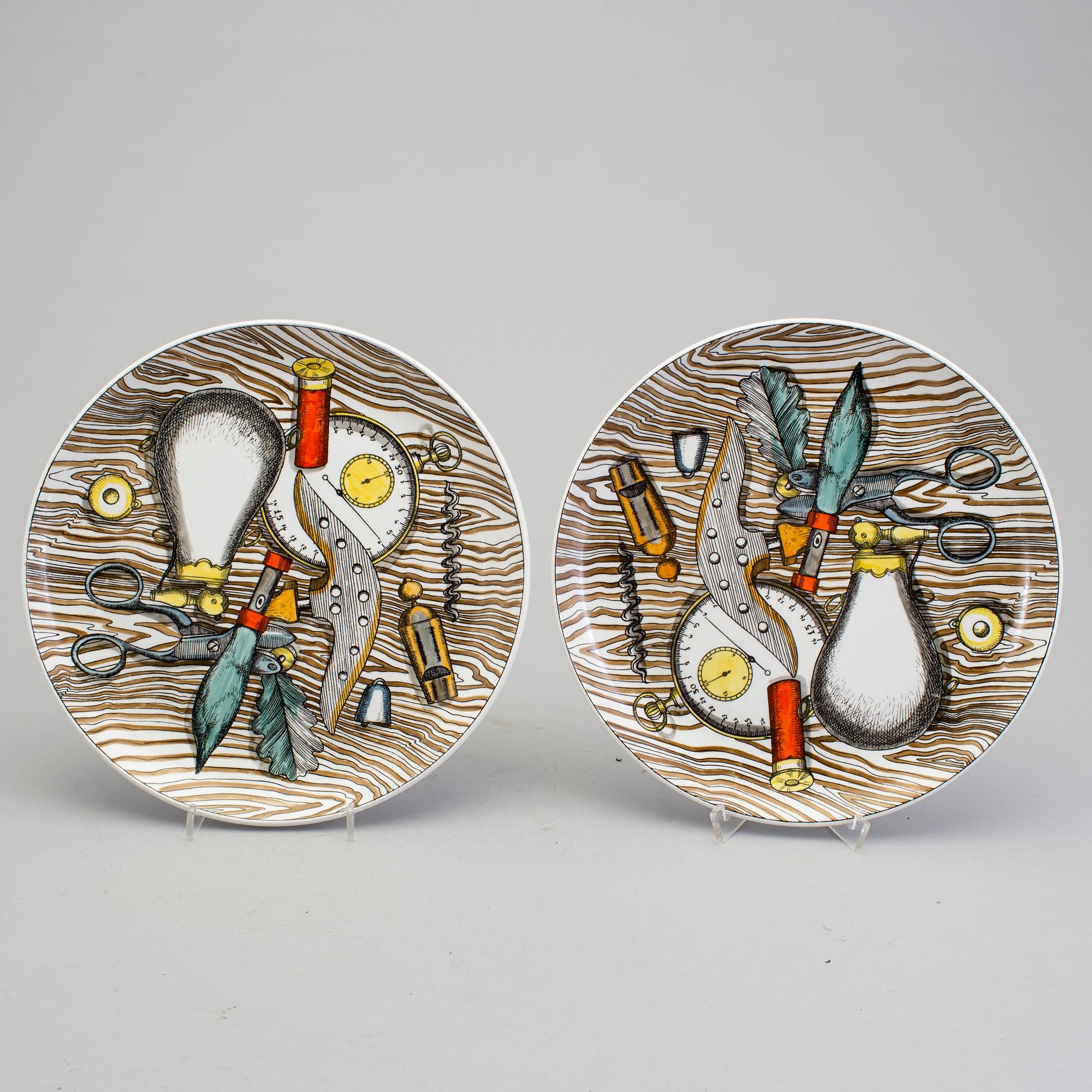 FORNASETTI, tallrikar, 6 st, "Oggetti Caccia", flintgods, Milano, Italien, 1950/60-tal.