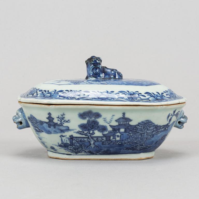 A part blue and white dinner service, Qing dynasty, Qianlong (1736-95).