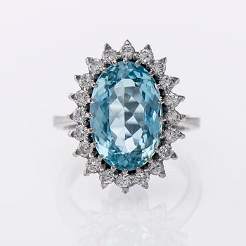 RING, 18K vitguld, akvamarin ca 4,80 ct, diamanter totalt 0,60 ct. Vikt 7,4 g.