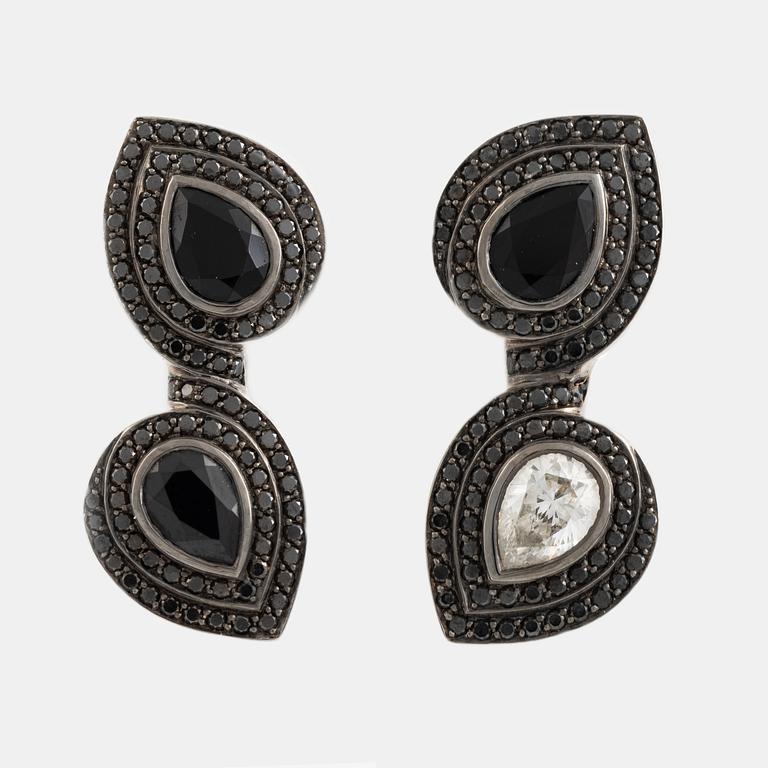 Crow's nest jewels, örhängen, ett par, vitguld droppslipad diamant och svarta diamanter.