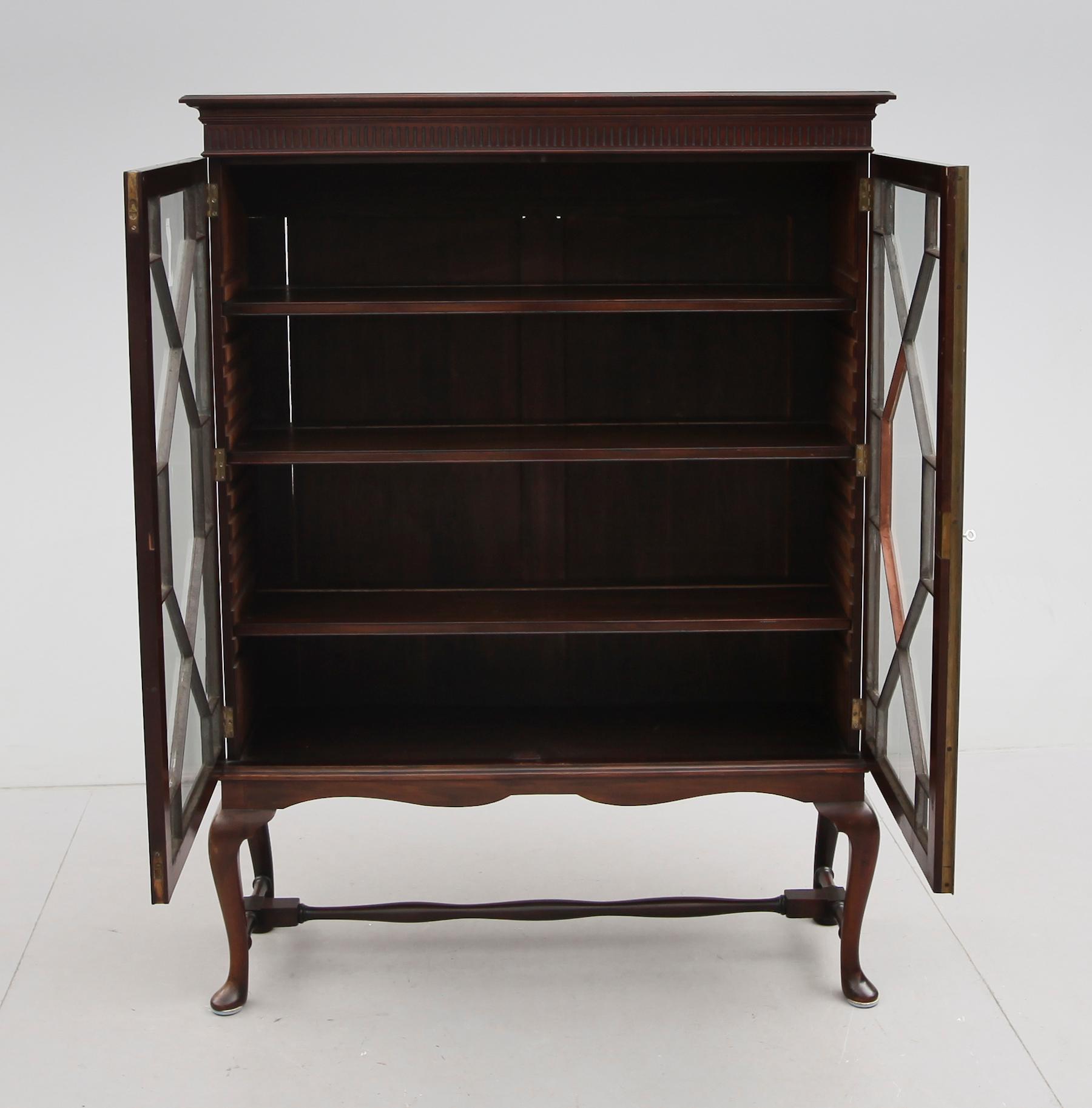 VITRINSKÅP, England, 1900-talets första hälft.