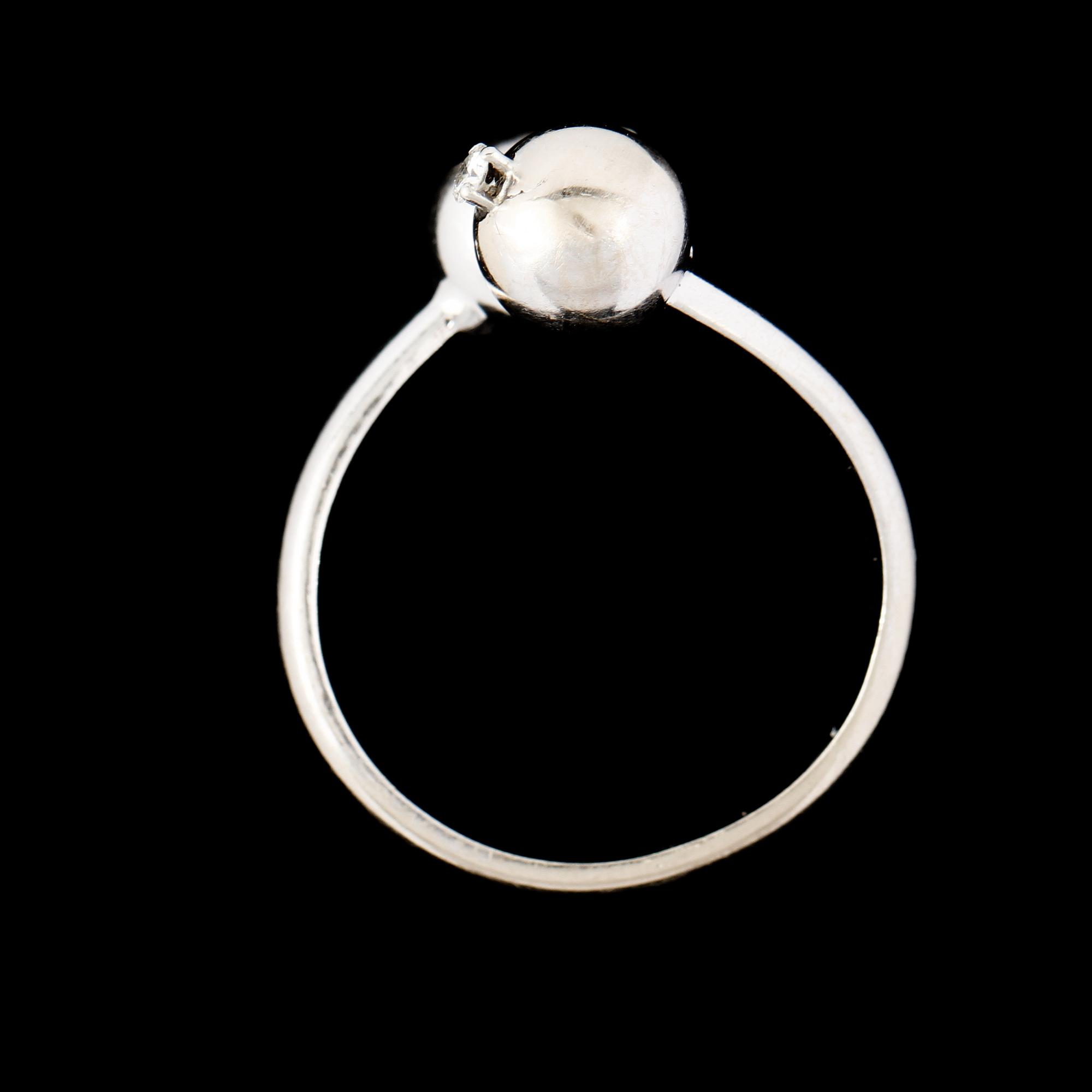 RING, 18K vitguld med 2 briljantslipade diamanter, ca 0.06 ct, utländska stämplar. Vikt 4,0 g.