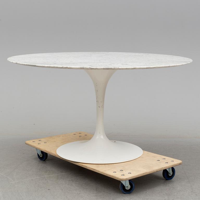 AN Eero Saarinen Tulip table, Knoll International, later part of the 20th century.