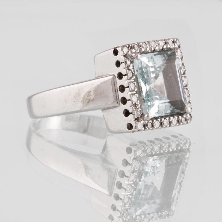 RING, 18K vitguld med briljantslipade diamanter samt fasettslipad akvamarin. Vikt 7,8 gram.