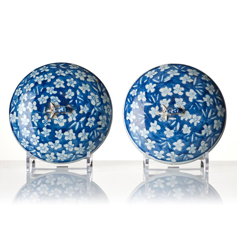 A pair of blue and white tureens with covers, Qing dynasty, 19th century.