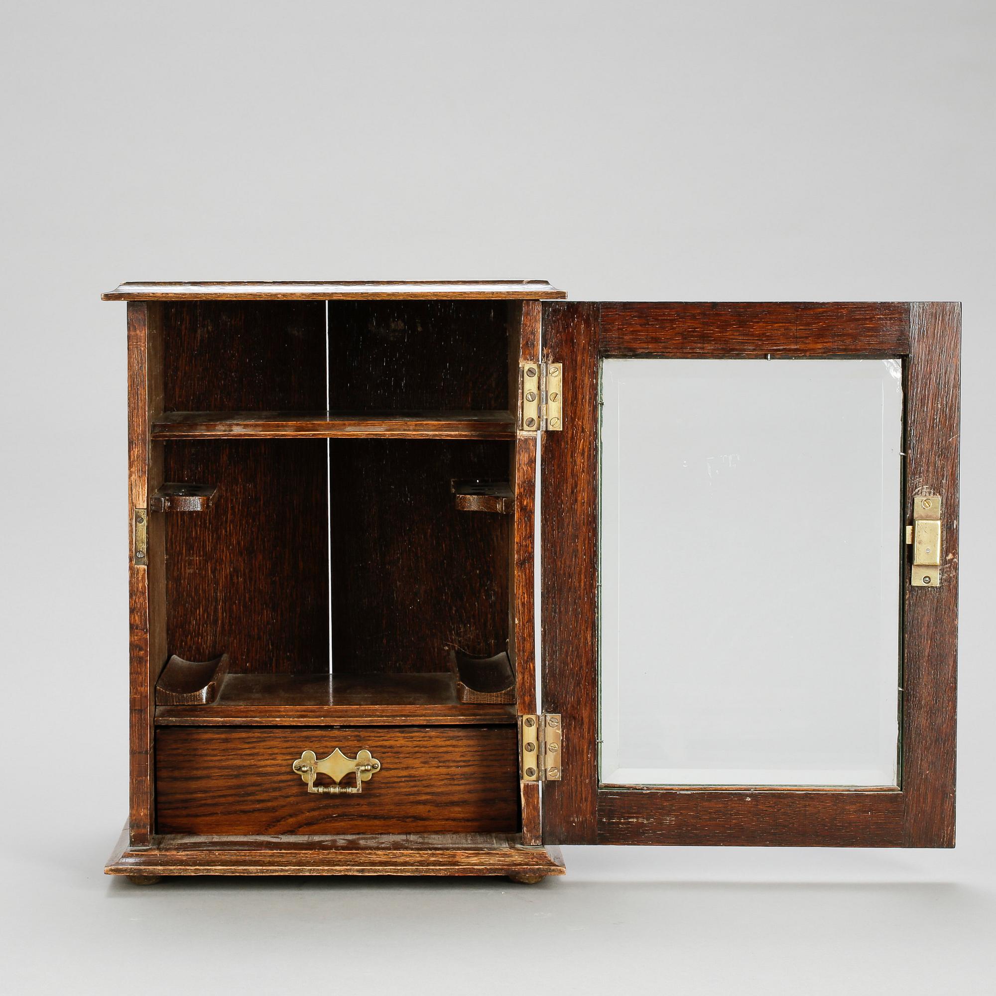 VITRINSKÅP, 1900-talets början.