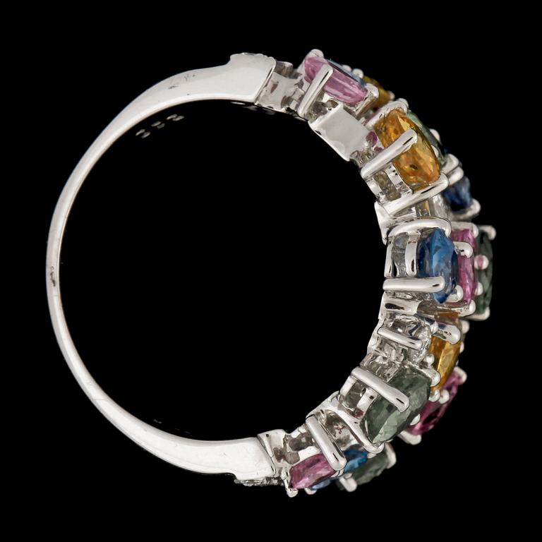 A multi coloured sapphire, tot. 4.84 cts, and brilliant cut diamond ring, tot. 0.32 cts.