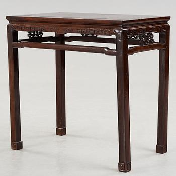 ALTARBORD, hardwood. Troligen sen Qingdynasti.