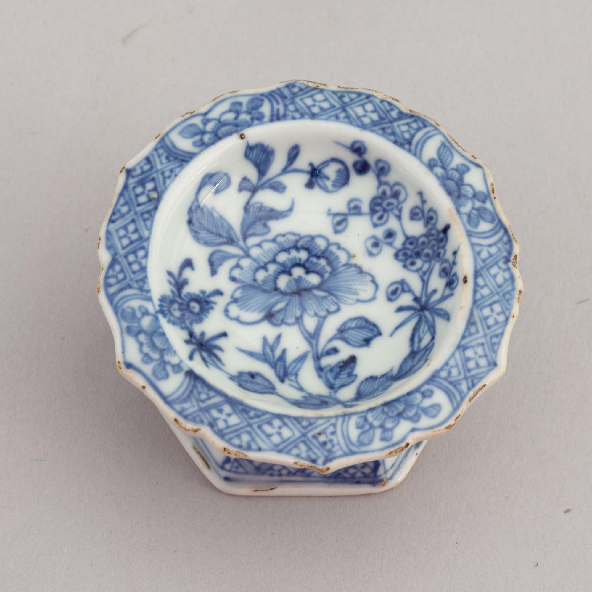 Värmetallrik, saltkar, samt skålfat, porslin. Qing dynastin, 1700-tal.