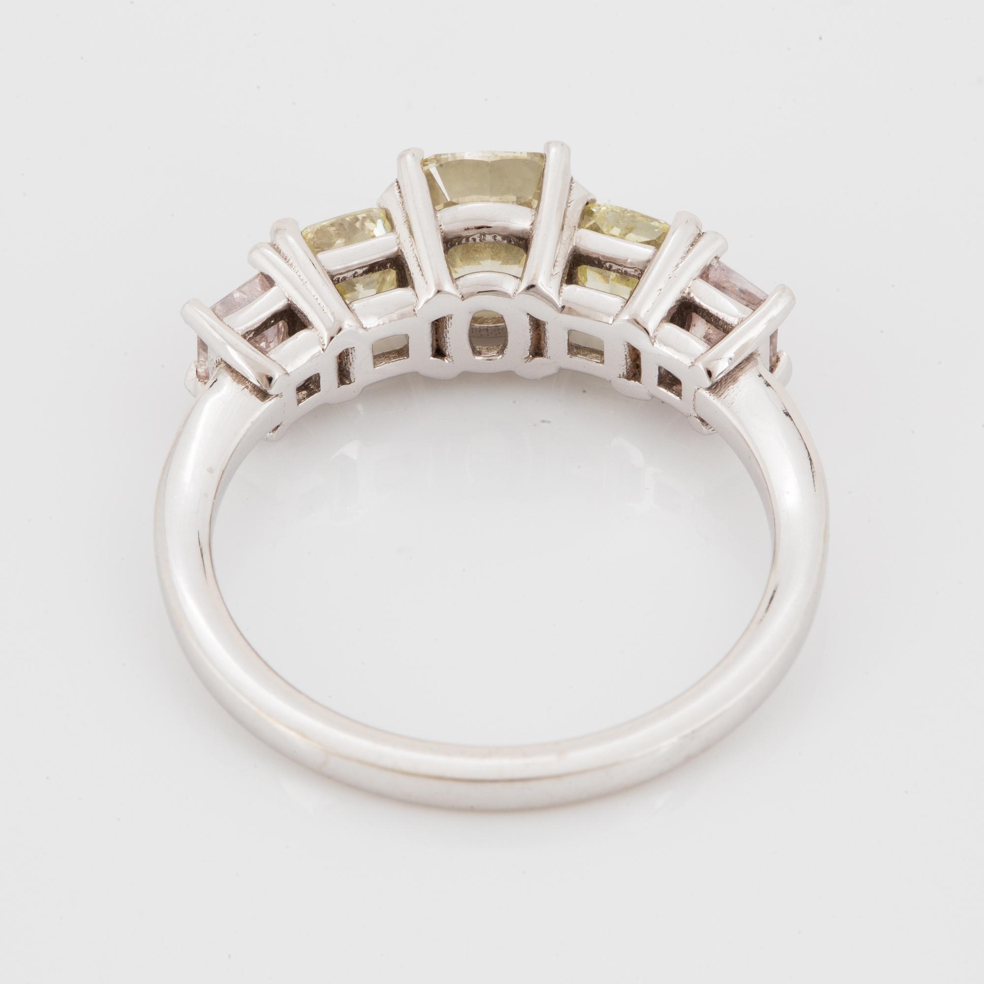RING, med diamanter, mittsten 1,24 ct med GIA certifikat.