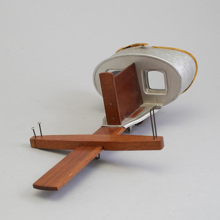 A Stereoscope from Underwood & Underwood, New York, USA, early 20th Century.