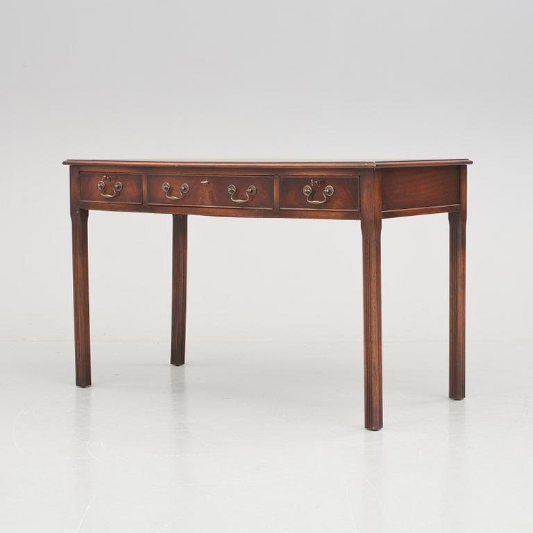 SKRIVBORD. Engelsk stil, 1900-talets andra hälft.