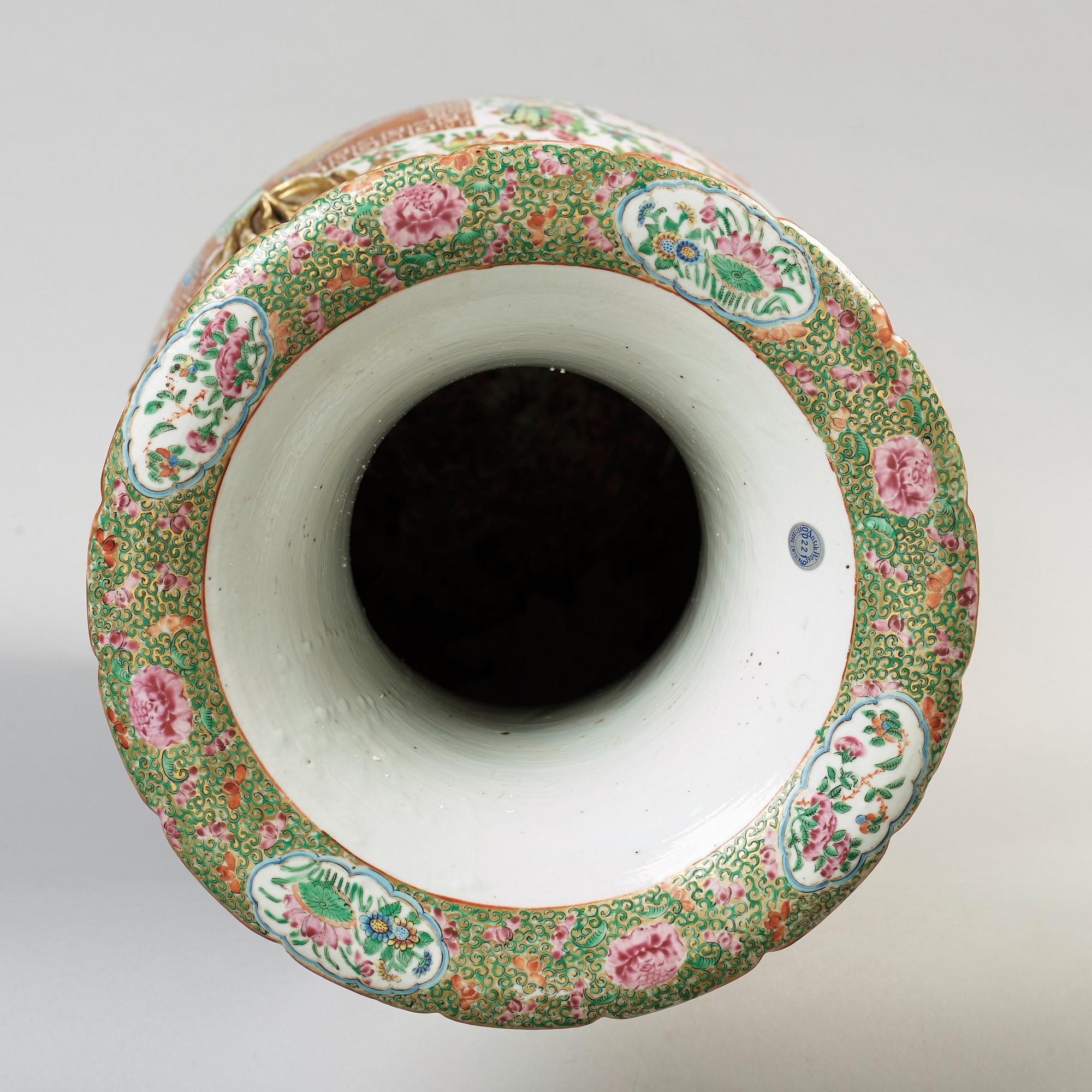 URNA, porslin. Qing dynastin, Kanton, 1800-tal.