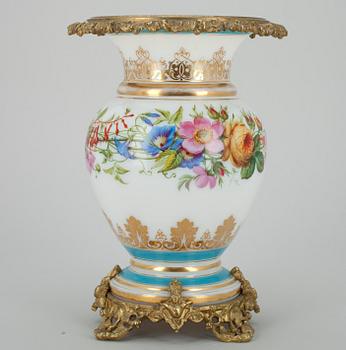 URNA, opalglas och brons, 1800-tal.