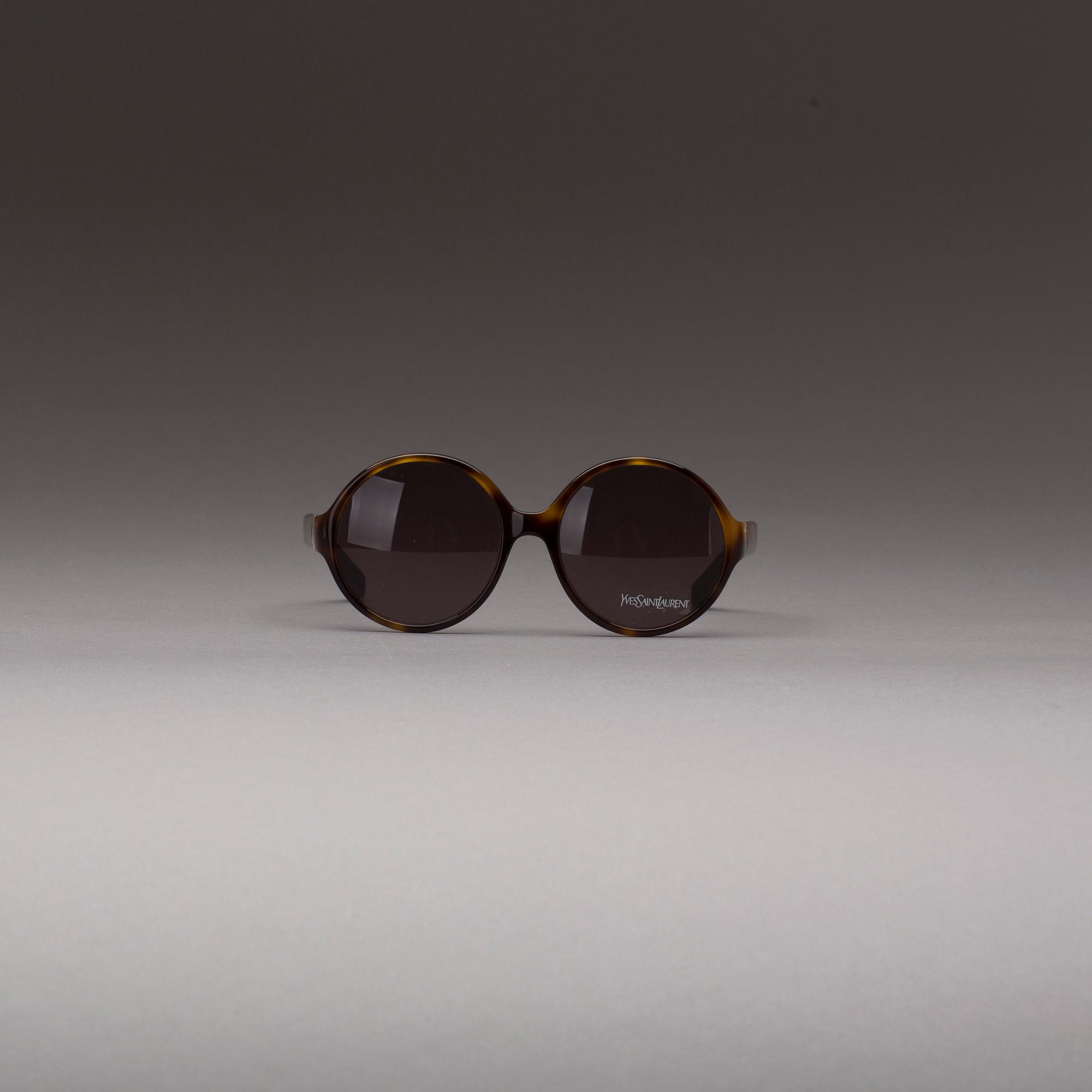 SOLGLASÖGON, Yves Saint Laurent.