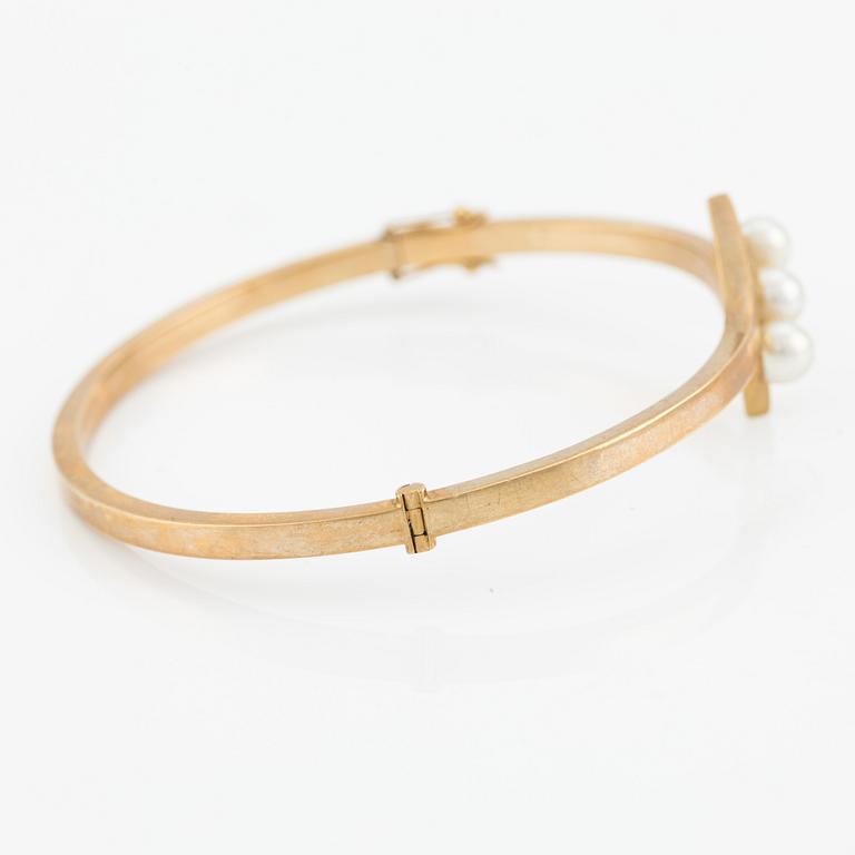 Bangle 18K gold with three cultured pearls.