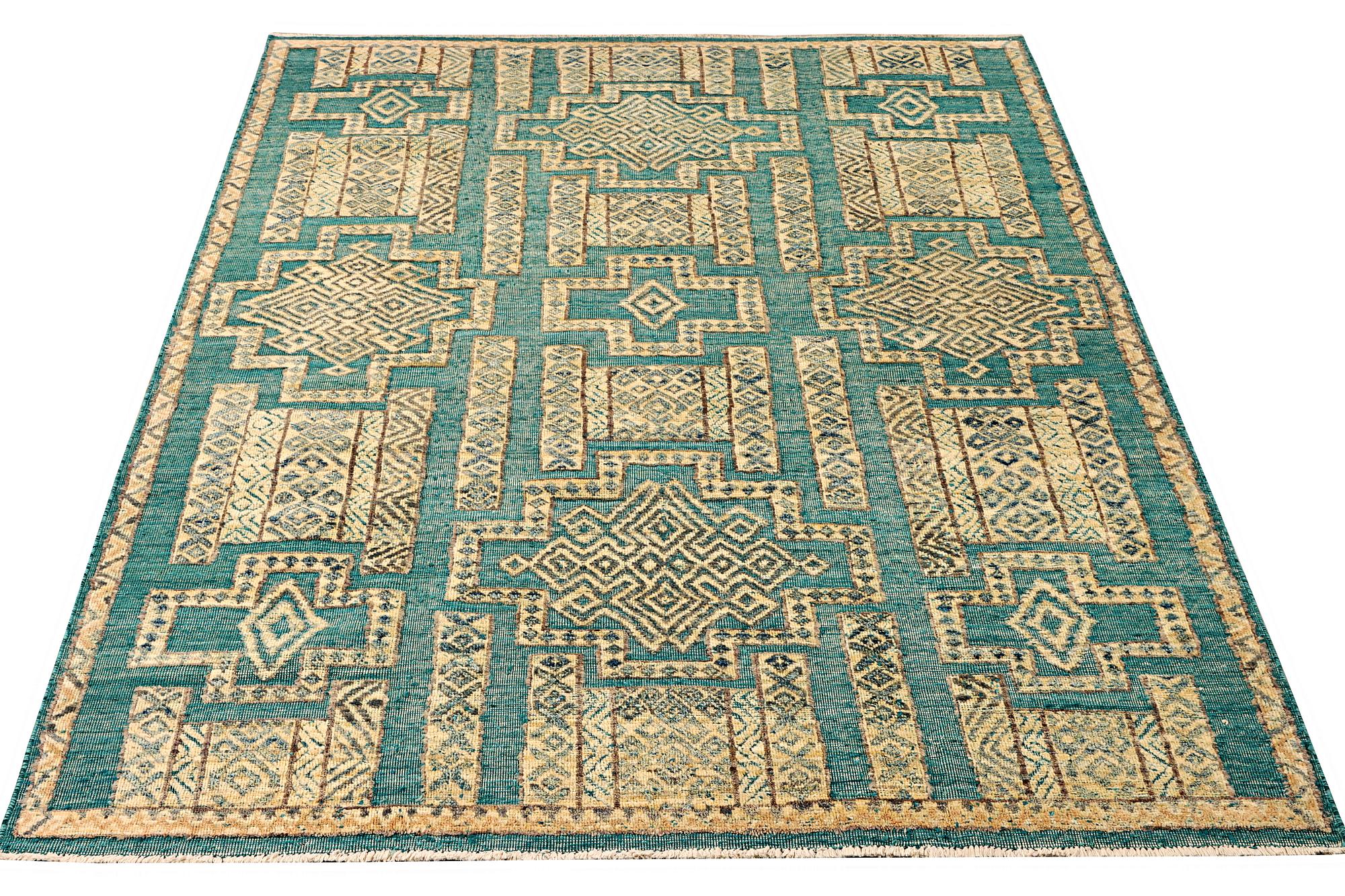 Matta, orientalisk med mönster i relief, ca. 308 x 203 cm.