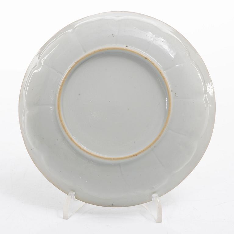 Mugg, bålskål samt fat, tre stycken, porslin. Qingdynastin, 1700-tal.