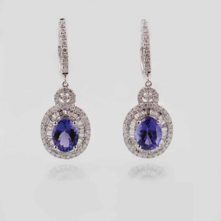 ÖRHÄNGEN, 18K vitguld med 2 tanzaniter ca 3.72 ct samt briljant och baguettslipade diamanter ca 1.40 ct. Vikt 6,8 gram.
