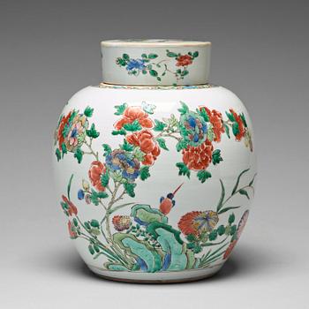 600. A famille verte jar with cover, Qing dynasty, 18th Century.