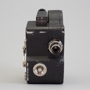 A Cine Nizo film camera no 325377 from 1927-1930 with Cassar 1: 2,9 f =2 cm.