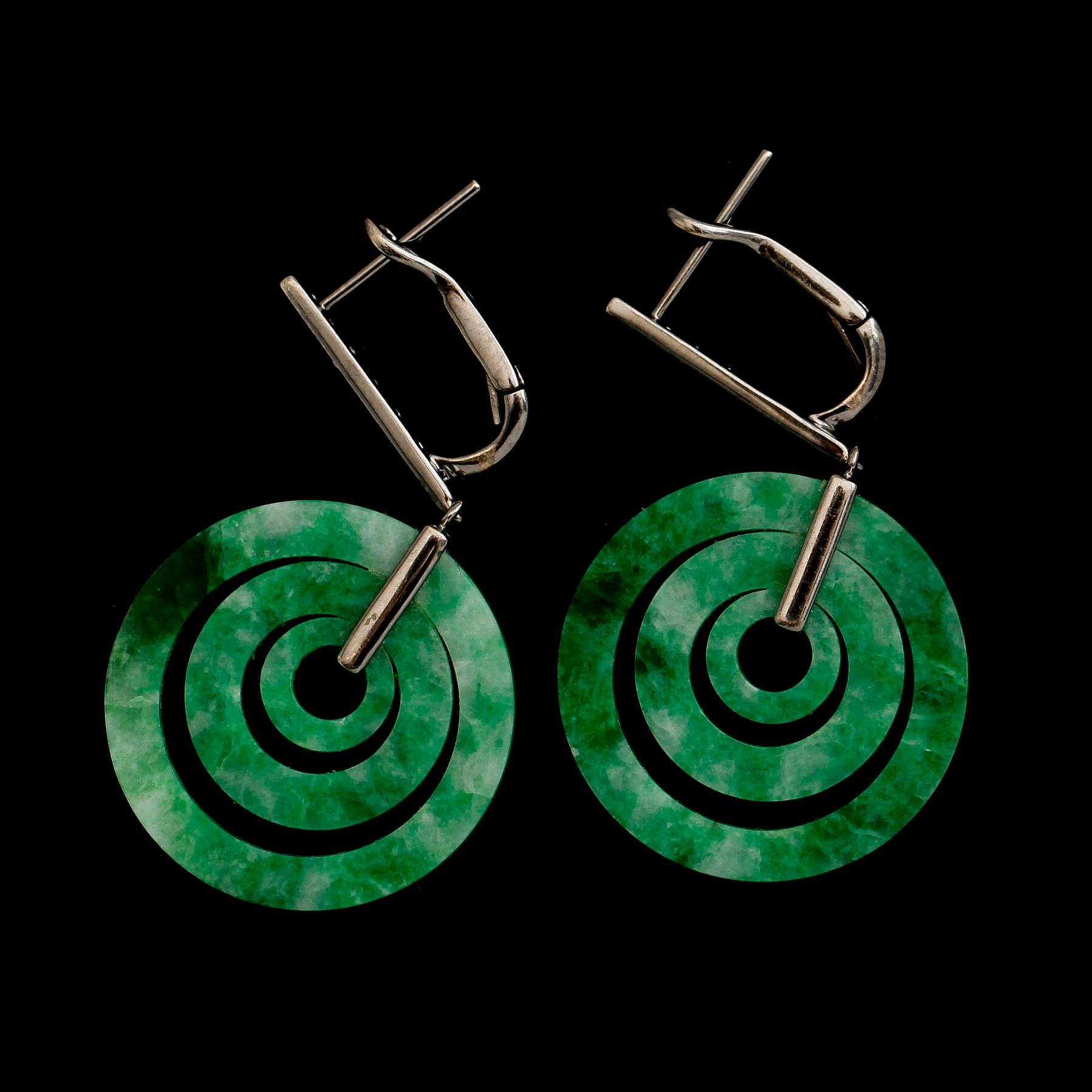 ÖRHÄNGEN, 1 par, 18 k rhodinerat/svärtat vitguld, grön jade, briljantslipade diamanter tot ca 0.19 ct.