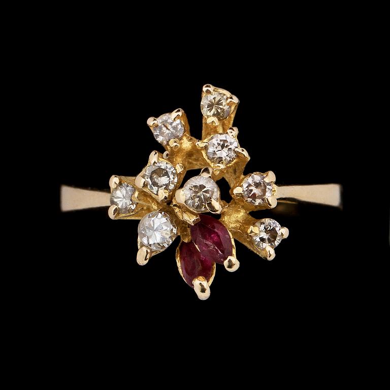 RING, 18k guld med 9 briljantslipade diamanter samt 2 rosa safirer. Vikt 2 g.