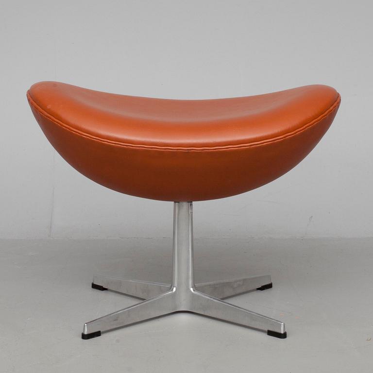 FOTPALL, "Ägget" design Arne Jacobsen för Fritz Hansen, Danmark 2004.