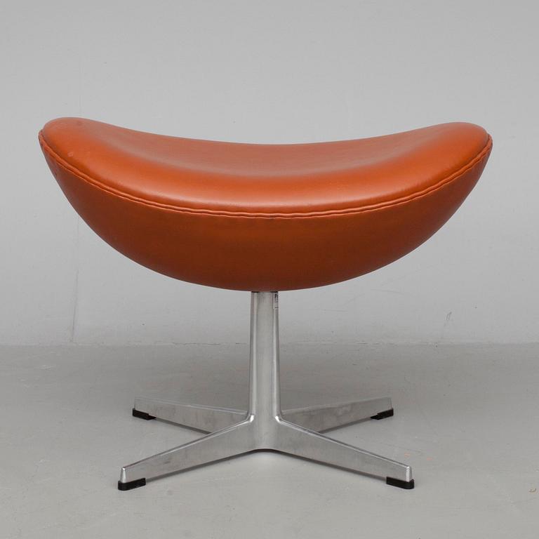 FOTPALL, "Ägget" design Arne Jacobsen för Fritz Hansen, Danmark 2004.