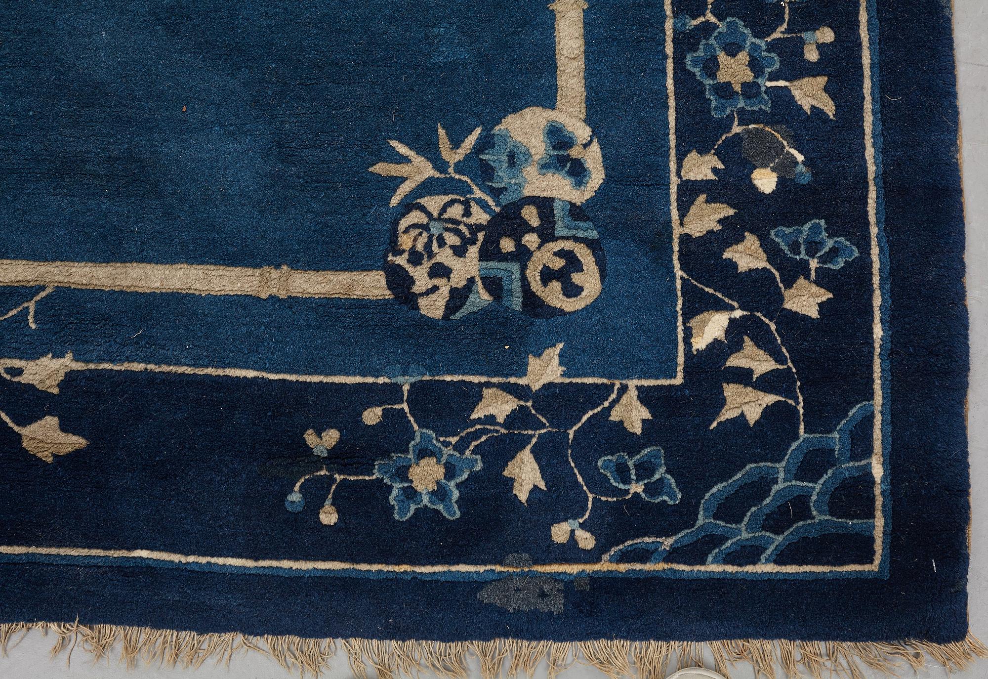 Matta, semiantik Kina, ca 293-295 x 242-246,5 cm.