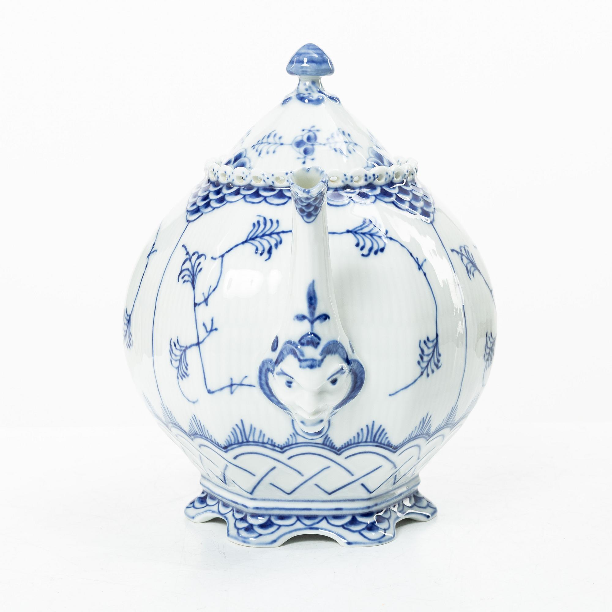 Royal Copenhagen, A 'Blue Fluted Full Lace' / 'Musselmalet' porcelain teapot, model 1119, 1969-73.