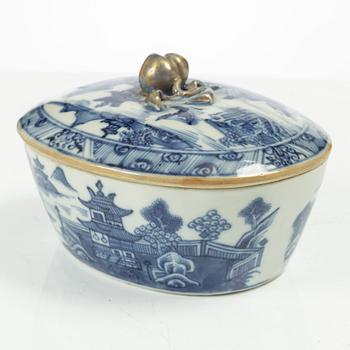 Smörterrin med lock och fat, Kina, Qing dynastin, Qianlong (1736-95).