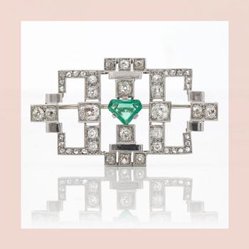 1175. BROSCH, platina med gammalslipade diamanter ca 2 ct samt syntetisk smaragd. Franska stämplar. Art Déco, ca 1930-tal.