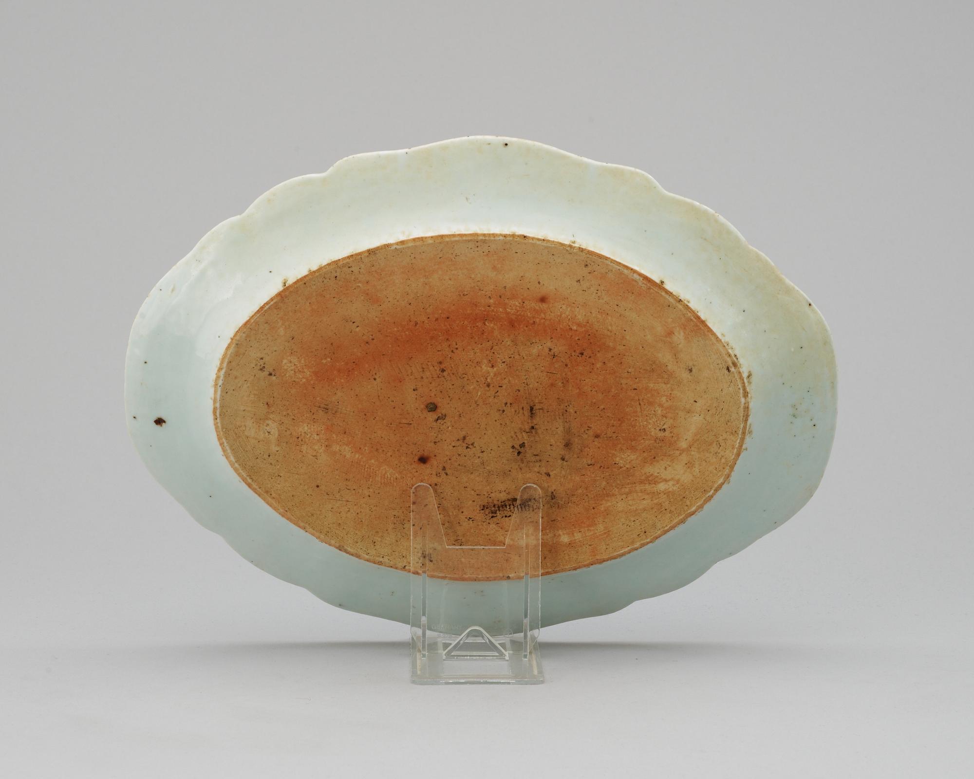 STEKFAT. Porslin. Qianlong (1736-95), Qingdynastin.