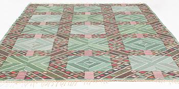 Marianne Richter, a carpet, "Strålar, grön", tapestry weave, 332 x 269 cm, signed AB MMF MR.