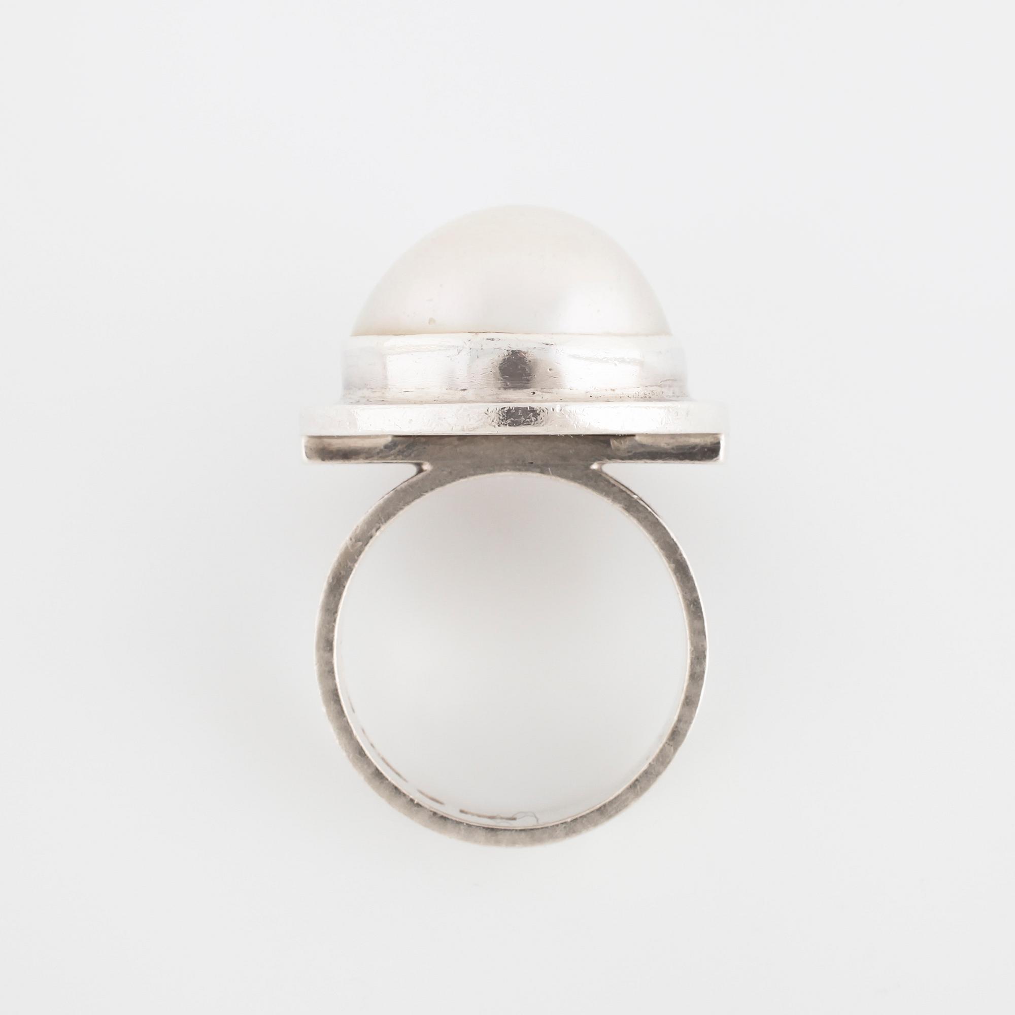 CECILIA JOHANSSON, Göteborg, 1985, ring med mabé pärla.