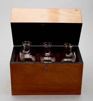 FLASKSCHATULL, med 3 brännvinspluntor, 1800-tal.