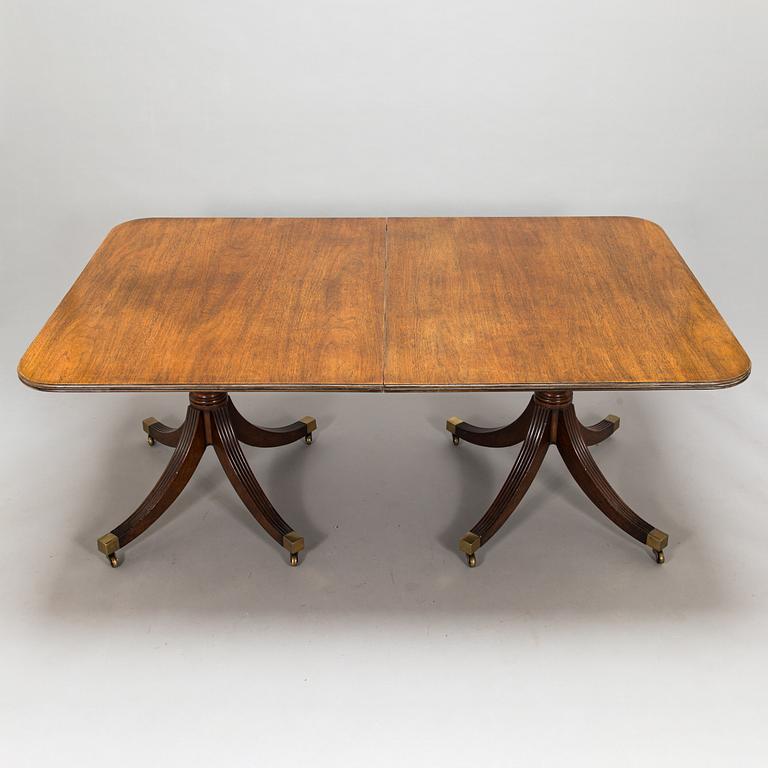 Matbord och 8 stolar, mahogny, tageltyg, England, 1900-talets första hälft.