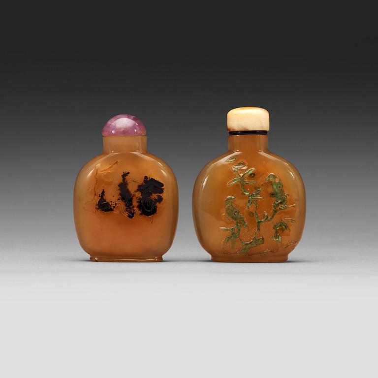 Two agath snuff bottles, Qing dynasty,, 19th century.