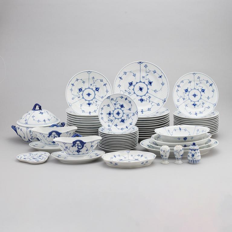 Matservis, 58 delar, porslin, "Musselmalet", Bing & Grøndahl samt Royal Copenhagen, Danmark.