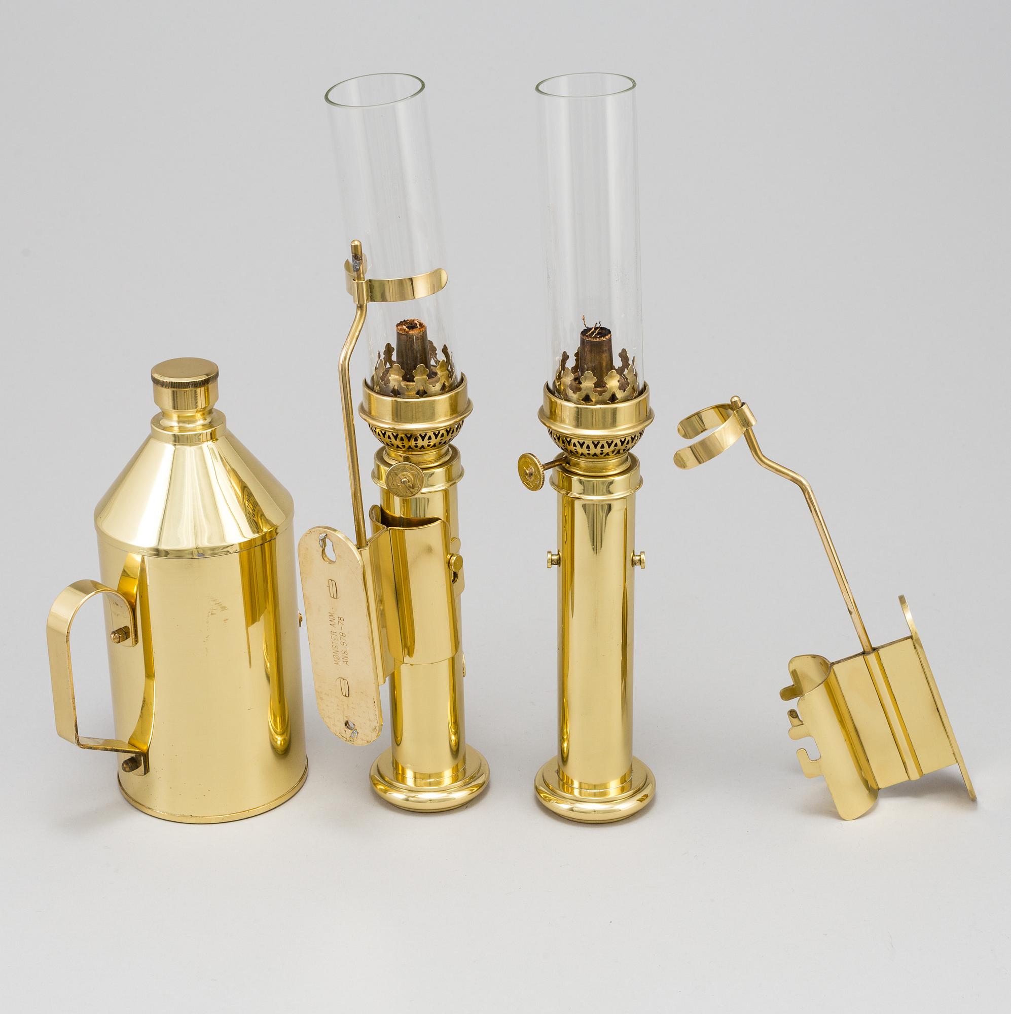 FOTOGENLAMPOR, ett par samt fotogenbehållare, mässing, G.V. Harnisch eftf., Köpenhamn, Danmark, 1900-talets andra hälft.