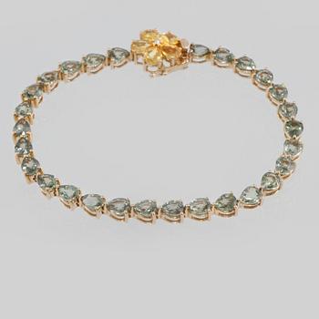 ARMBAND, 18K guld med droppslipade safirer 13.33 ct samt briljantslipad diamant 0.02 ct. Vikt 11,6 gram.
