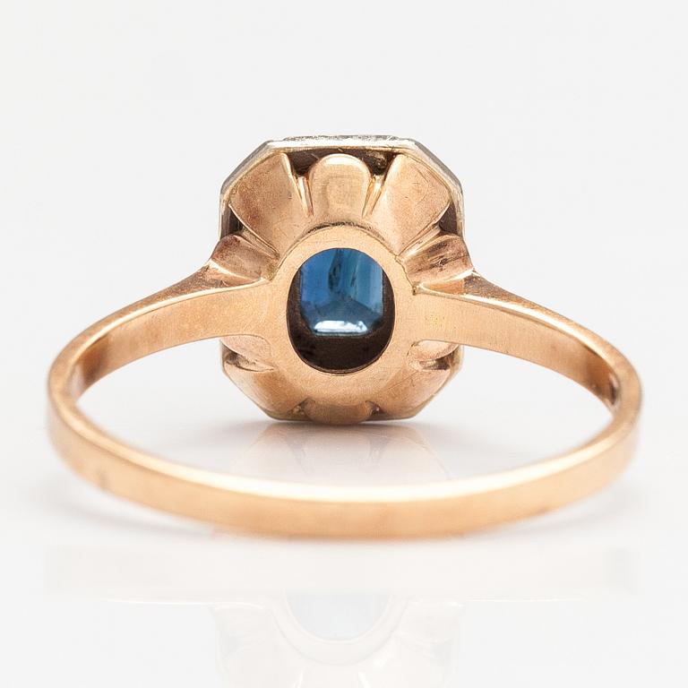 A 14K gold ring with a sapphire and dimaonds ca. 0.10 ct in total. Matti Valkila, Helsinki 1990.