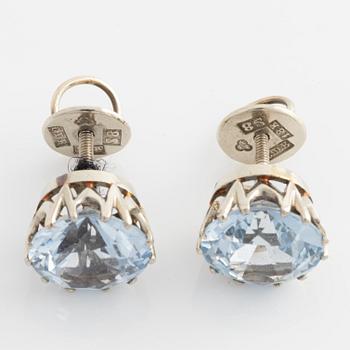 Örhängen, ett par, 18K vitguld med syntetiska blå spineller.