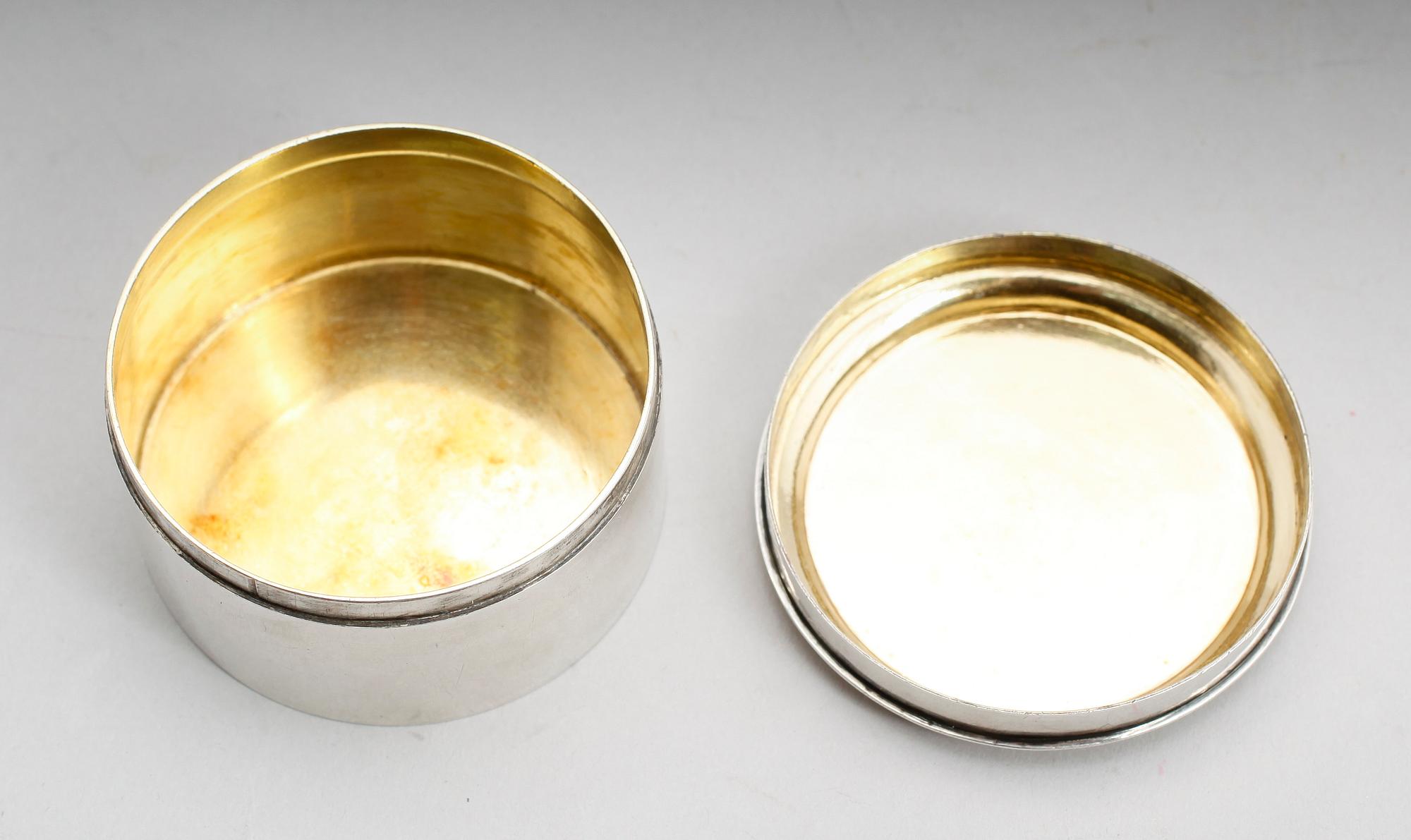 DOSA, silver, Johan Carlsson, Norrköping 1840. Vikt ca 106 gram.