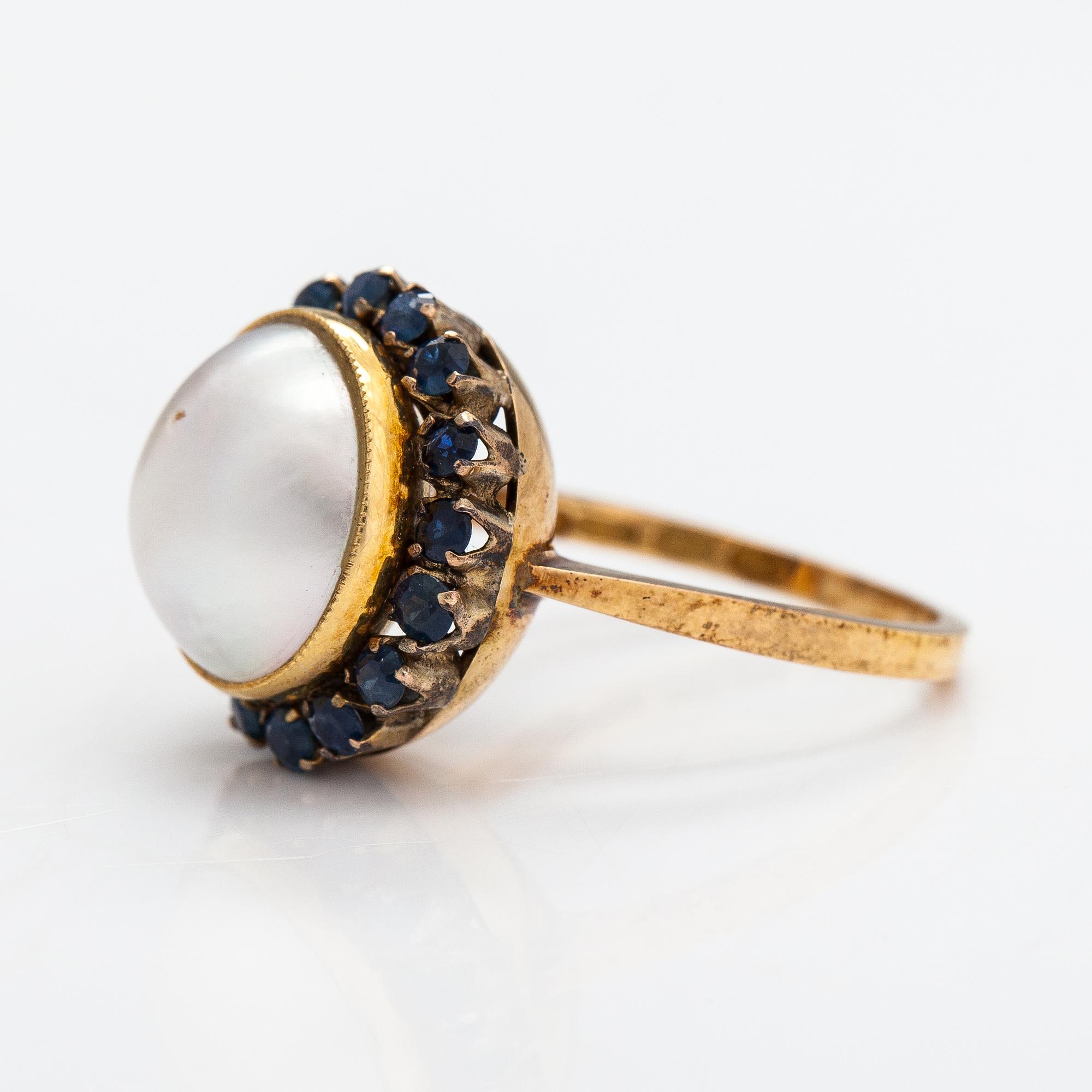 An 18K gold ring with a pearl and sapphires. Finland 1967.