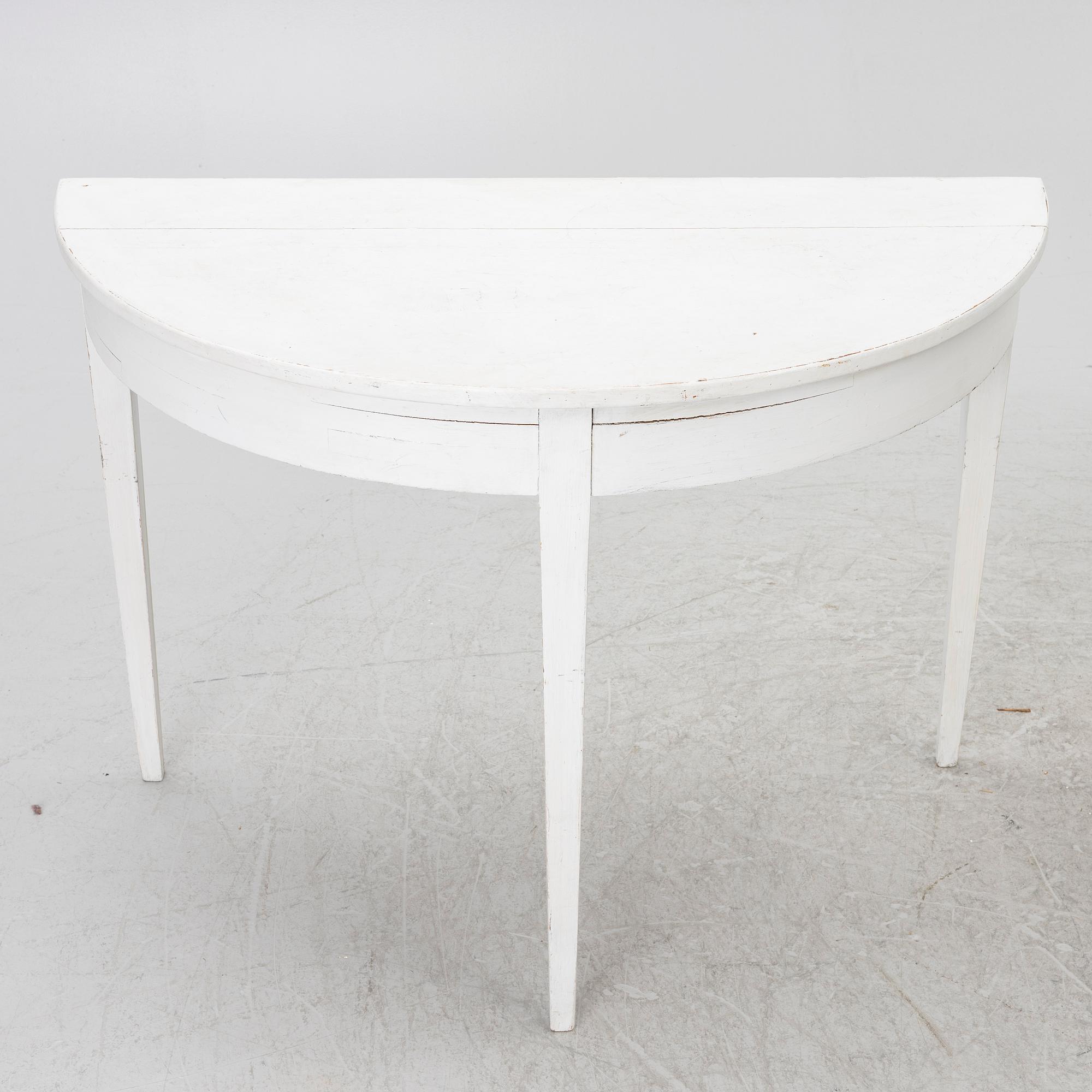 A pair of moon tables, 19th century.