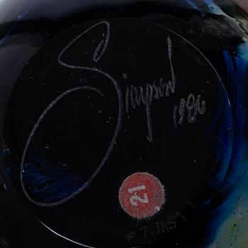 Six glass paper weights, including Robert Eickholt, USA, 1985, & klas-Göran Tinbäck, Sweden.