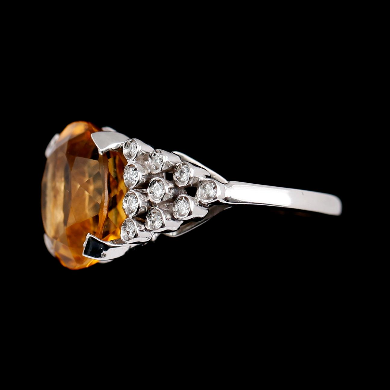 RING, 18 k vitguld, oval fasettslipad citrin ca 7.00 ct, 20 briljantslipade diamanter tot ca 0.20 ct.