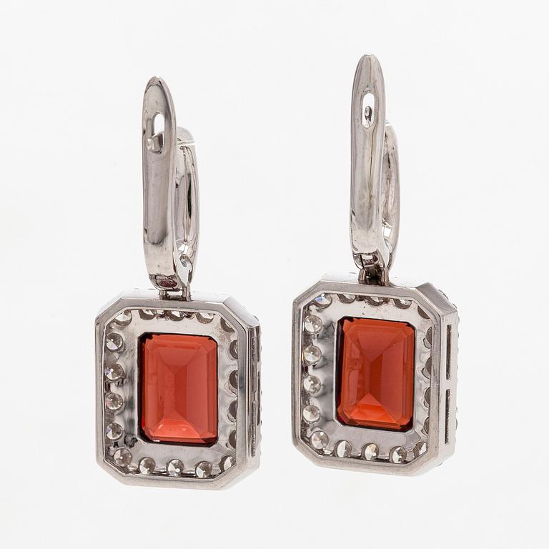 Korvakorut, 18K valkokultaa, smaragdihiottuja granaatteja ja briljanttihiottuja timantteja.